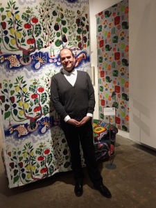 Dennis Nothdruft, kurator på Fashion and Textile Museum i London, framför mönstret "Italian Dinner".